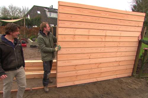 geisoleerd tuinhuisje wordt geplaatst door de mannen van eigen huis en tuin in samenwerking met Schaffer tuinhuizen